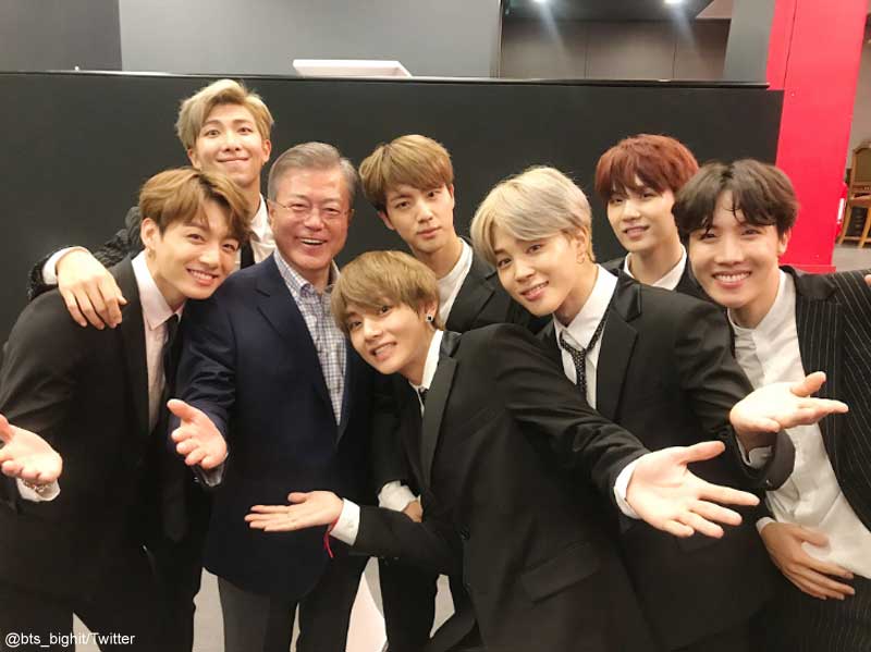 Bts 防弾少年団 韓国ムン ジェイン大統領参加の韓仏交流イベントでパフォーマンス 笑顔の記念写真も Kpop Monster