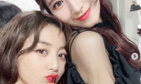 TWICE ジヒョ（左）、サナ