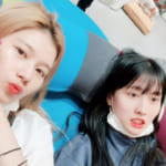 TWICEのサナ（左）とモモ（右）