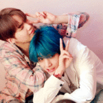 （左）SUGA（右）V