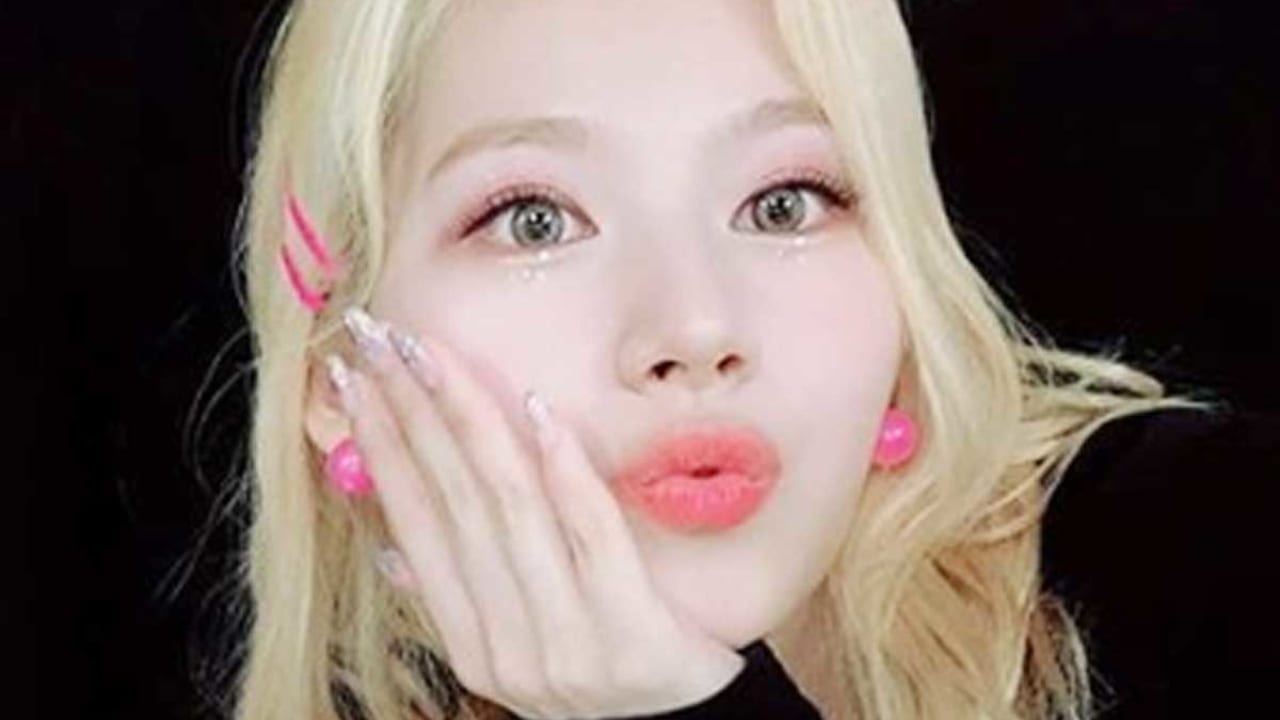 完ぺきすぎる Twice サナ ゴージャスなセルフィーにファン唖然 グレーのカラコンでいつもとは違う雰囲気に Kpop Monster 完ぺきすぎる Twice サナ ゴージャスなセルフィーにファン唖然 グレーのカラコンでいつもとは違う雰囲気に Kpop Monster