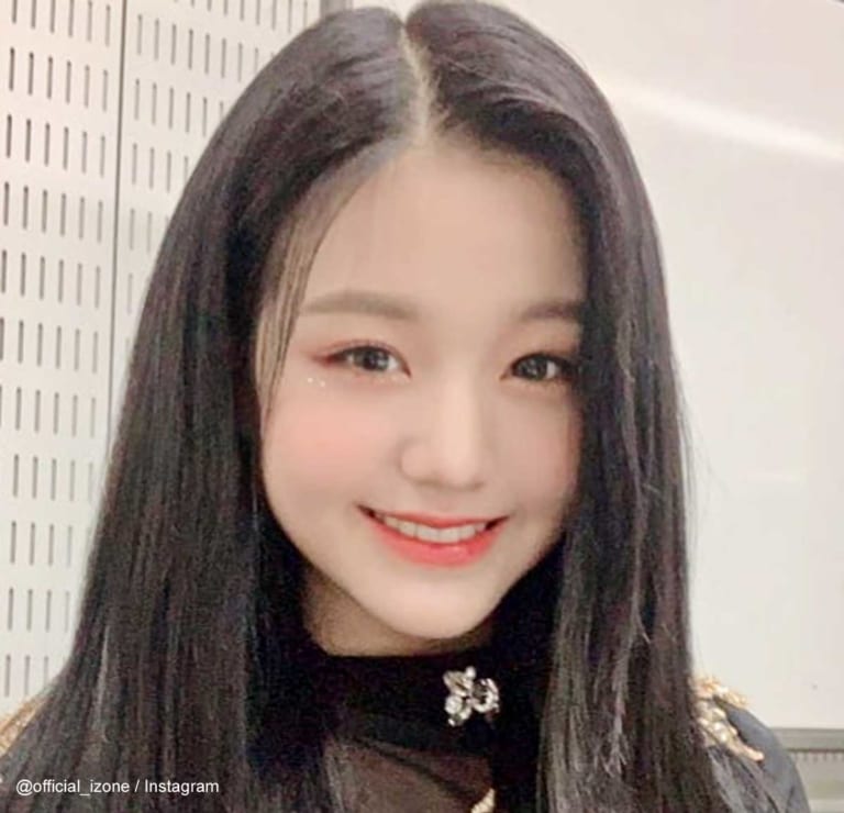 IZ*ONE ウォニョン、見ているだけで癒されるかわいい笑顔を公開！ 白い肌とピンクのぽっぺはまるで生まれたてのウサギ - KPOP monster