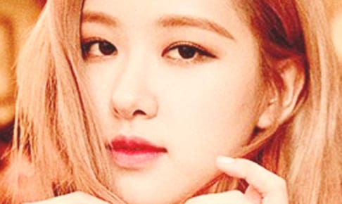 メンズスーツのジャケットを羽織っただけ！？ BLACKPINK リサ、超ミニ 