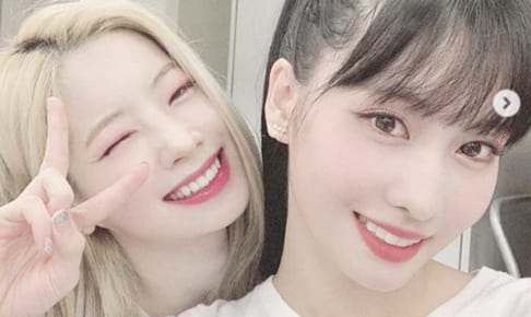TWICE ダヒョン（左）とモモ（右）