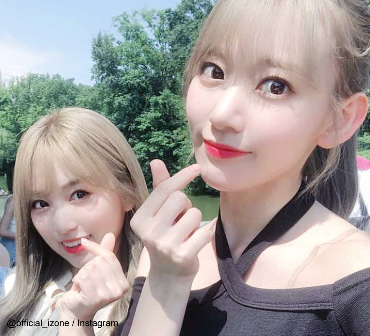 IZ*ONE（アイズワン）矢吹奈子（左）と宮脇咲良（右）