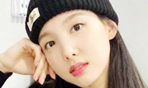 TWICE ジヒョの優しい気づかいにファンほっこり！ 寒風に耐える司会者 