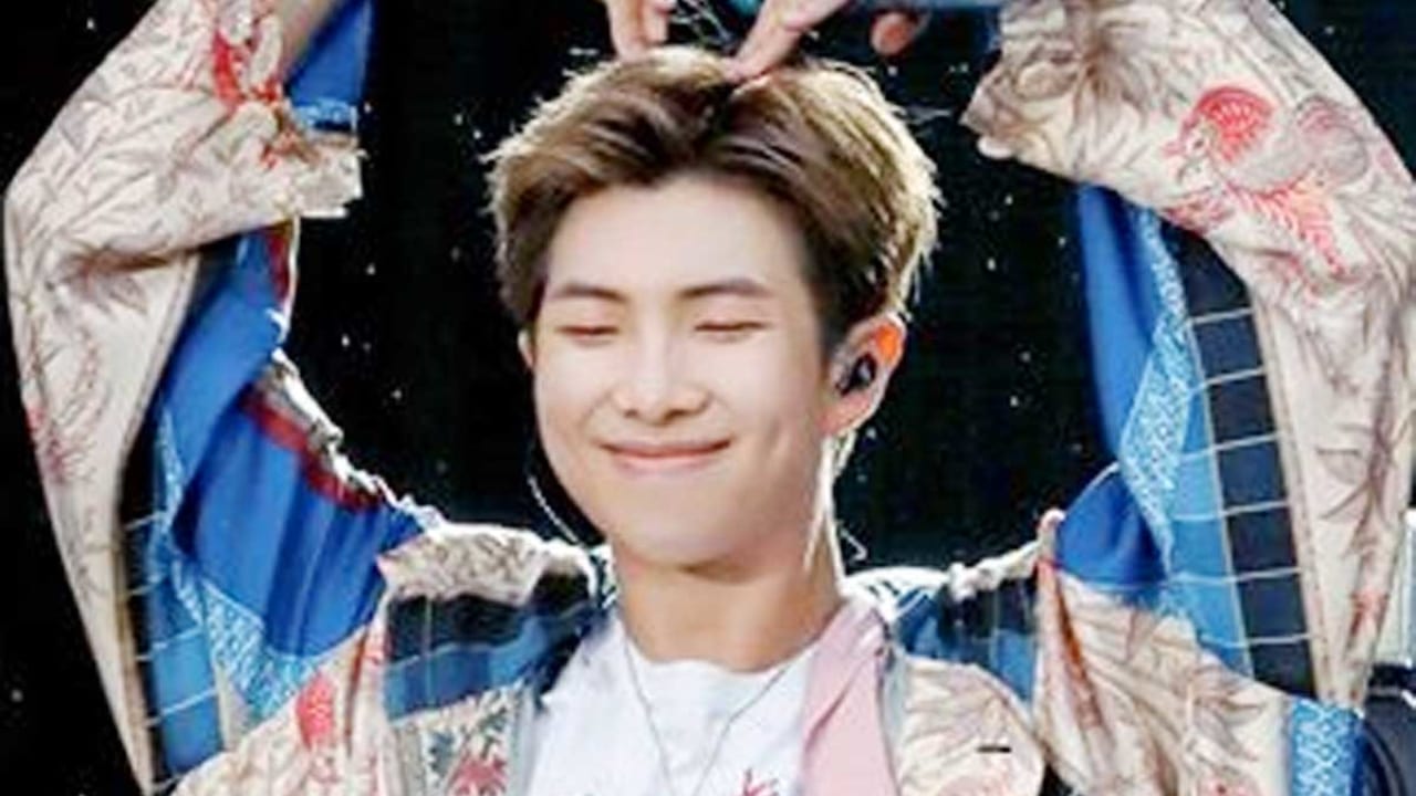 さすがbtsのリーダー 各メンバーの最適な起こし方を完璧に把握してるrmの行動に拍手 Kpop Monster