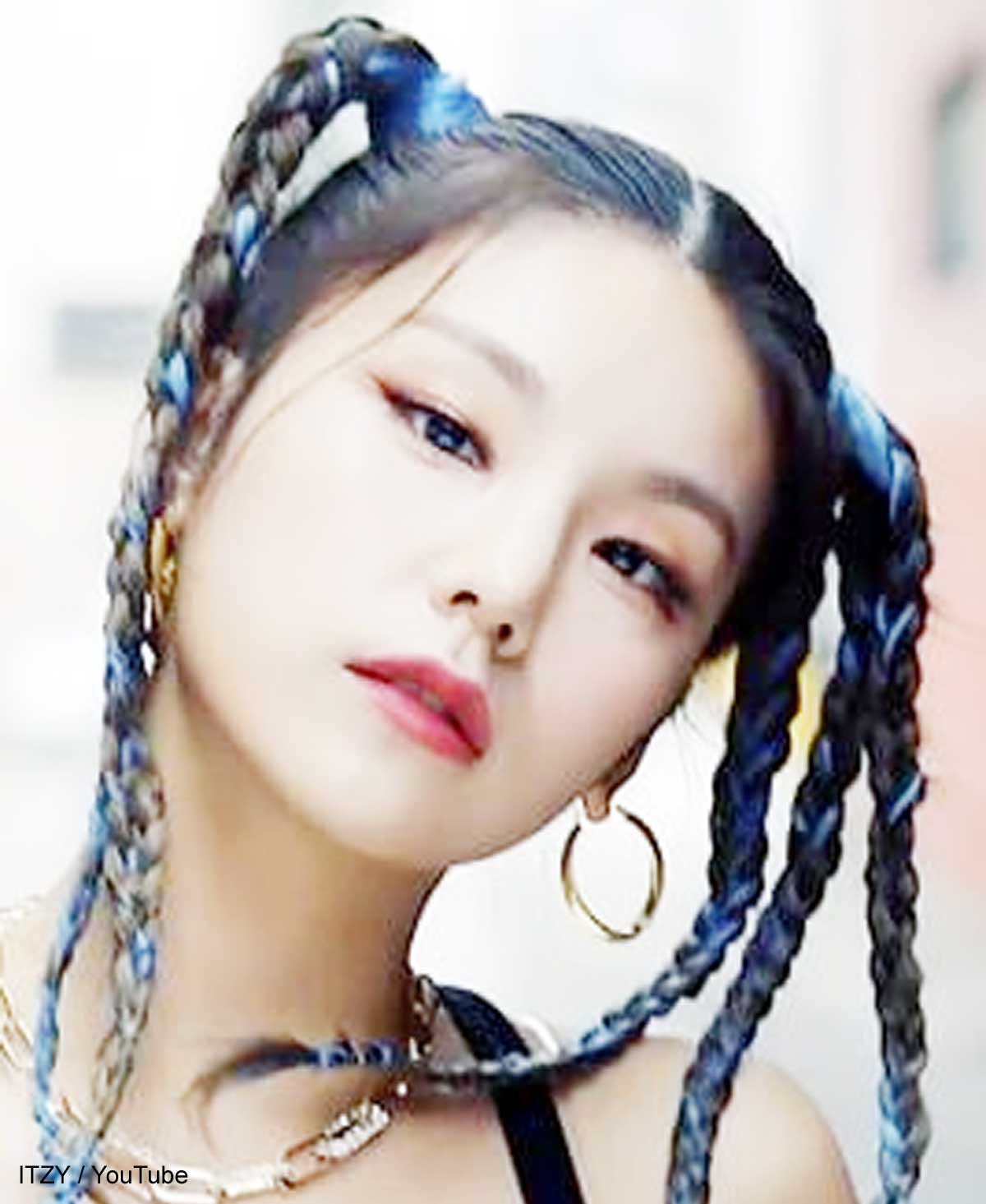 Itzy イェジ カッコいい女王様姿でファンの前に登場 黄金に輝くド派手な衣装と 女子が惚れる美しいオーラは まさに生きるクレオパトラ Kpop Monster