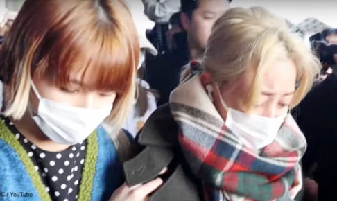 TWICE ジヒョ（右）と支えるチェヨン（左）