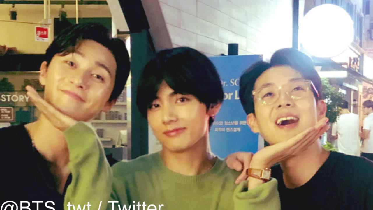 あの ウガウガファミリー 再び Bts Vがmmaで見せた仲良しヒョンとの愛らしすぎるやりとりにファン悶絶 弟感満載の無邪気な笑顔に胸キュン 優しさにあふれた関係性にほっこり Kpop Monster