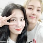TWICE モモ（右）とジヒョ（左）