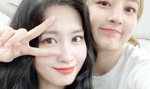 TWICE モモ（右）とジヒョ（左）