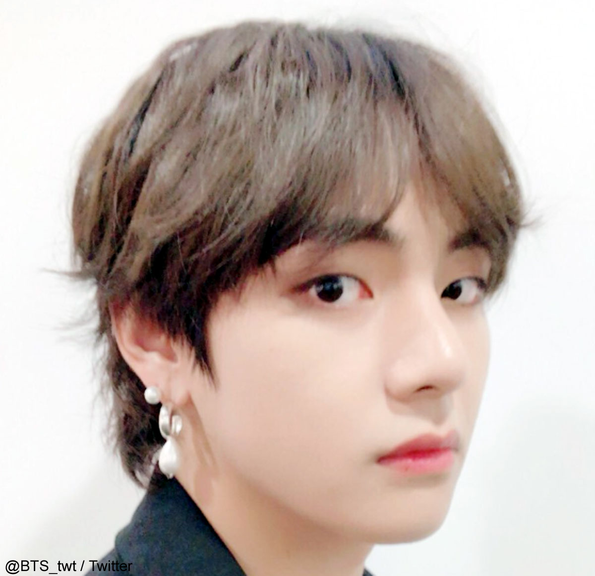 Bts V 本物のタトゥーを目の当たりにしたときの反応が愛らしすぎる ファンのタトゥーをそっと触って まるで小さい子のような素直さが全開になったvのリアクションに世界中のファンがノックアウト Kpop Monster