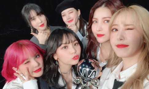 GFRIEND （左上から時計回りに）ユジュ、イェリン、ソウォン、シンビ、オムジ、ウナ