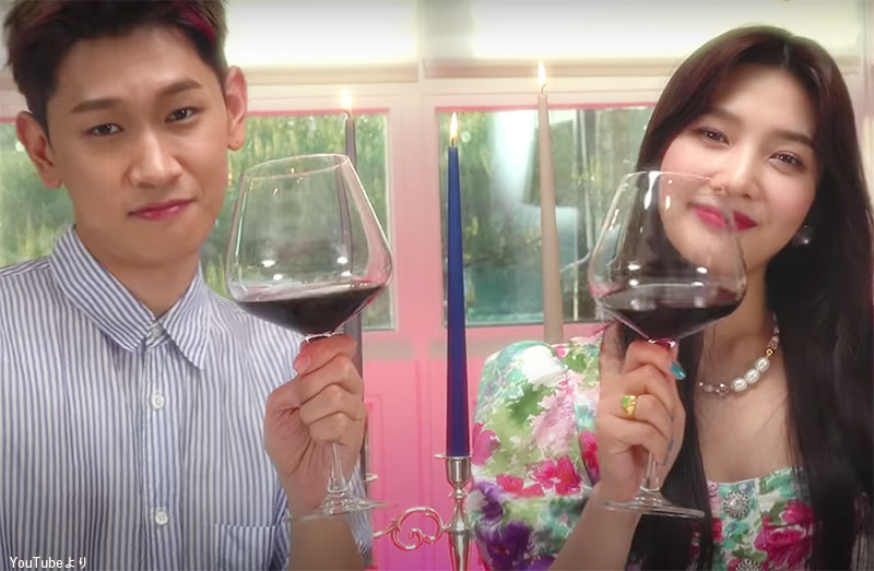 幸せそうに乾杯をするクラッシュ（左）、Red Velvet ジョイ（右）