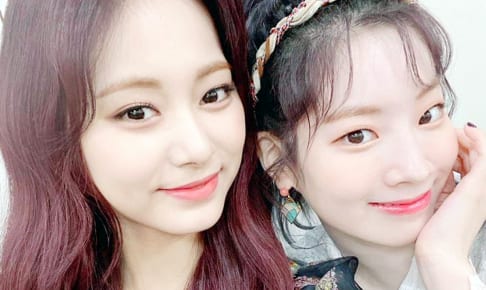 TWICE ツウィ（左）とダヒョン（右）