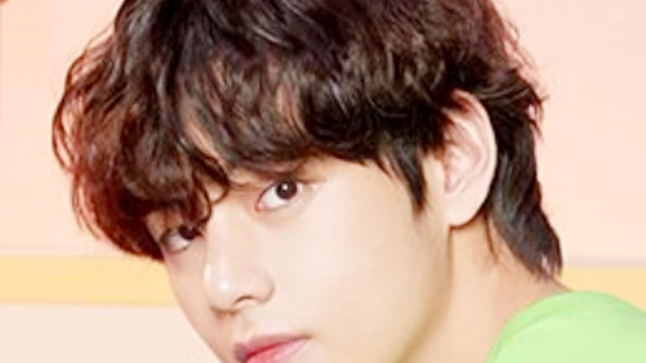 Bts V ついに新ヘアスタイルの全貌を初公開 さらにその姿が あの超トップスター にソックリだと話題に ファンを一瞬で虜にしたvのイメチェンに衝撃 感動を隠せない声が殺到 Kpop Monster