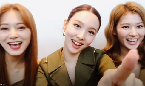 TWICE（左から）ツウィ、ナヨン、サナ