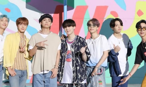 BTS（防弾少年団）左から：RM、ジン、V（ブイ）、SUGA（シュガ）、ジミン、ジョングク、J-HOPE（ジェーホープ）