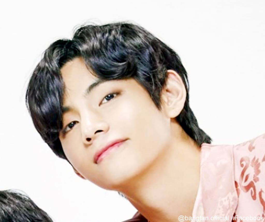 BTS V、なんと自分の顔に爆笑していた! 自分の写真を見た瞬間にVが見せたリアクションがかわいすぎる… 世界が認める美男子・Vの愛らしい一面 ...