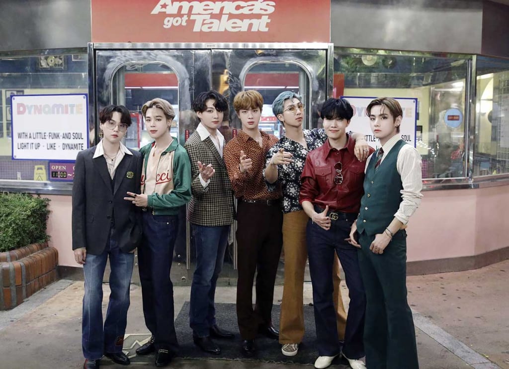 BTS、米人気番組「America's Got Talent」に出演! 遊園地を舞台に大ヒット中の「Dynamite」をレトロ風衣装で華麗に ...