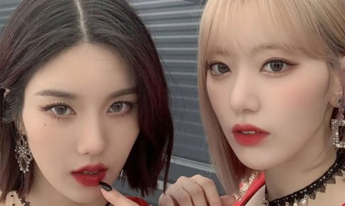 IZ*ONE クォン・ウンビ（左）、宮脇咲良（右）