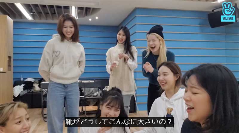 ジヒョのハプニングを思い出して爆笑するメンバー（TWICE／VLIVE）