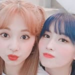 TWICE ツウィ（左）、モモ（右）