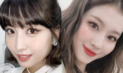 TWICE （左から）モモ、サナ