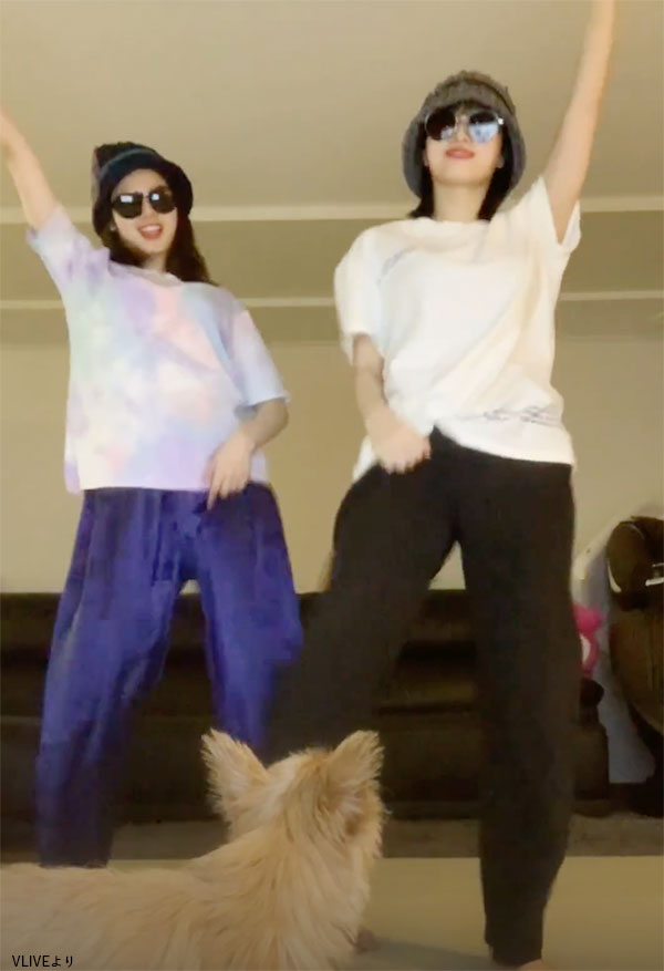 BTSの「Dynamite」を踊る サナ（左）とモモ（右）