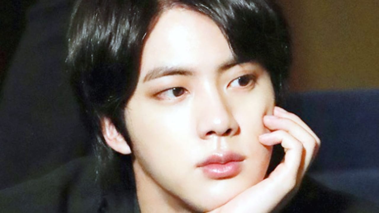 Bts ジン なんと女性をもてあそんでいた 自分をほめる彼女にとつぜん を触ってみる と誘って たちまちパニックになる彼女を楽しそうに見つめる ジンの様子 まさかの衝撃発言がヤバすぎるとビックリ Kpop Monster