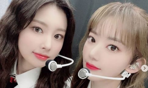 IZ*ONE ヘウォン（左）、宮脇咲良（右）