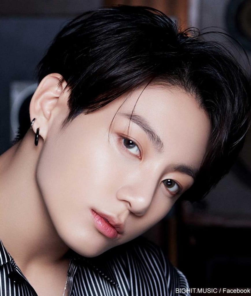BTS ジョングク、超リラックスしたフード姿で歴代級のビジュアルを披露！ 気だるげで眠たそうな表情でさえ目を見張るほどの美しさ・・ 愛らしさと ...