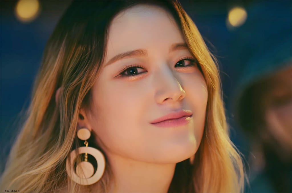 fromis_9、新曲「WE GO」MVが超斬新! 洗濯機が飛行機の窓に変身!? 日常で旅行を楽しむ工夫が満載! コロナ禍でもワクワクするよう