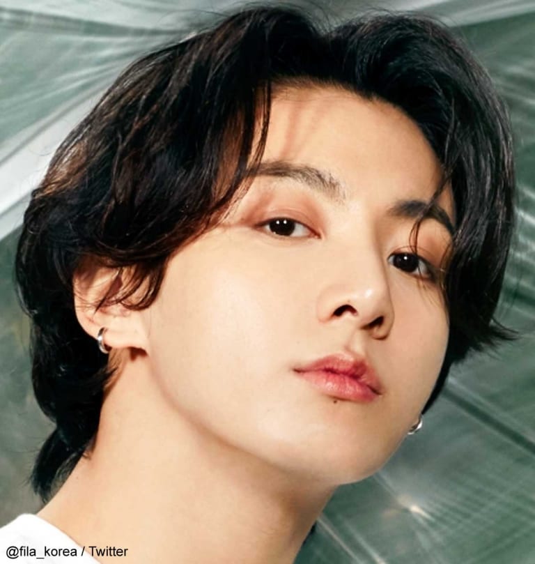 BTS ジョングク、カッコよさの秘訣は彼の にあった！ 中性的な顔立ちのジョングクを一気に凛々しくするものとは一体ナニ・・？ 驚異の変化を見せ ...