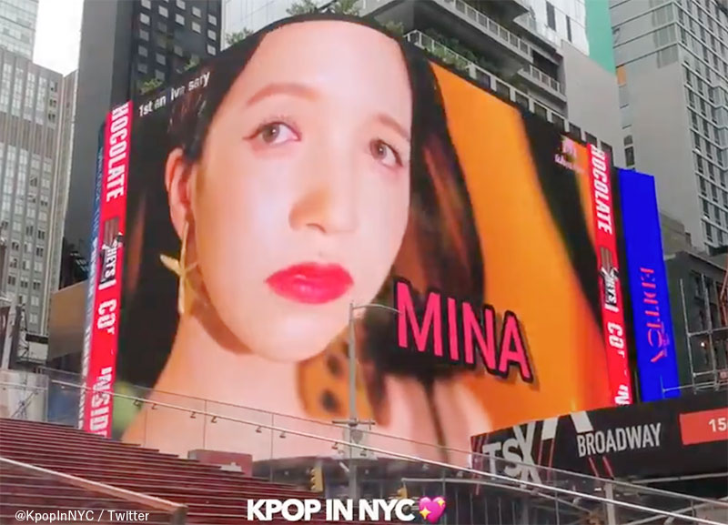 NYのタイムズスクエアに映し出されたTWICE ミナの映像