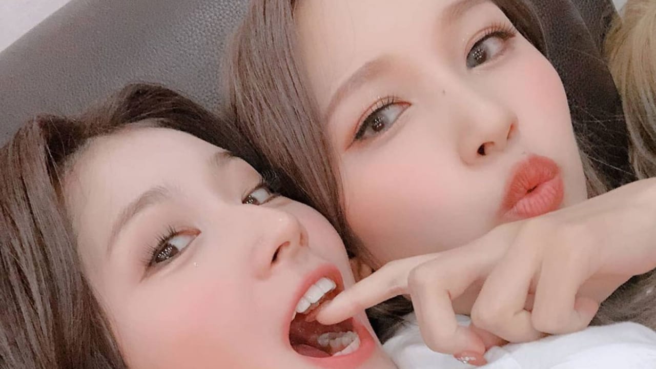 Twice サナ リップをつけ忘れた時の対処法が超斬新 なんとミナの唇から直接リップをおすそ分け 何してるの まさかの衝撃映像にファン大さわぎ 動画 Kpop Monster Twice サナ リップをつけ忘れた時の対処法が超斬新 なんとミナの唇から直接リップをおすそ分け 何してるの まさかの衝撃映像にファン大さわぎ 動画 Kpop Monster