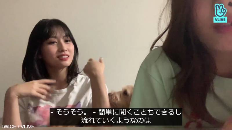 聞き流しできるYouTubeがベストだと話すモモ(左)