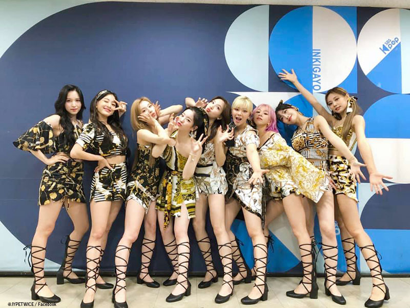 TWICE（左から）ミナ、ジヒョ、サナ、ダヒョン、ナヨン、ジョンヨン、チェヨン、モモ、ツウィ