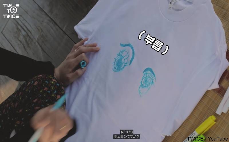 Tシャツに大きな目を描き始めるチェヨン