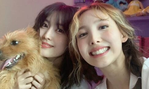 TWICE モモ（左）、ナヨン（右）