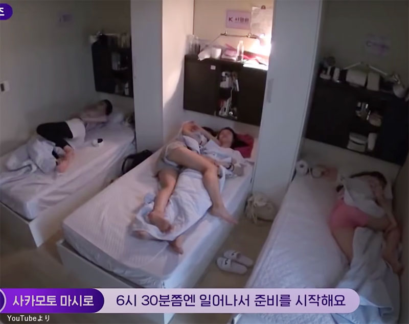 誰かと一緒に同じベッドで寝ている ソ・ヨンウン（中央）