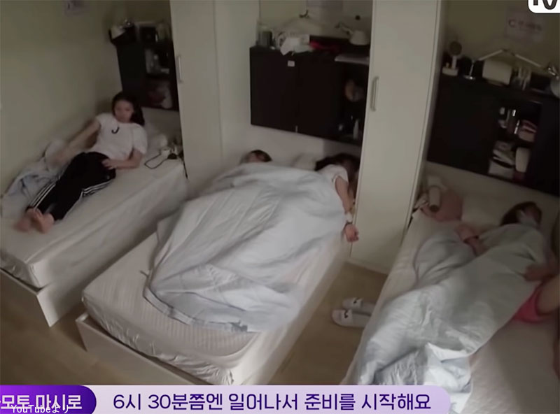 誰かと一緒に同じベッドで寝ている ソ・ヨンウン（中央）