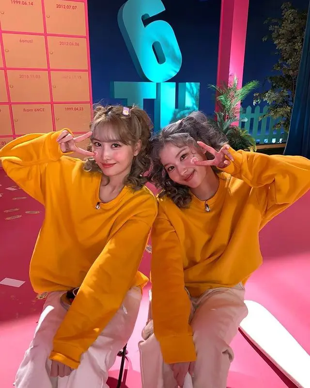 Twice サナ モモ ６周年記念に衝撃の ユッケジャンラーメン コスプレで登場 まさに運命共同体 永遠の双子による本気のコスプレにファン大熱狂 Kpop Monster