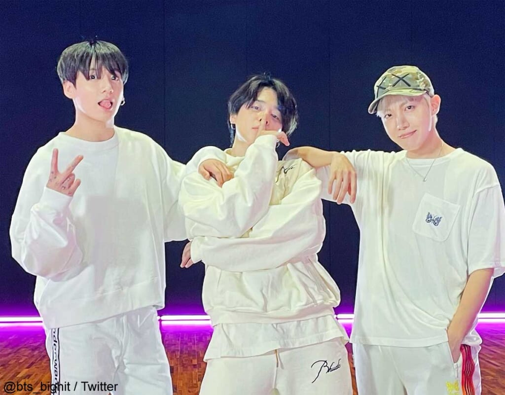 BTS ジョングク、幼少期からまったく変わらない100点満点の笑顔！ 大きな目を細めながら口を大きく開いて大爆笑… ジョングクの愛らしさと ...
