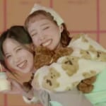 TWICE ミナ（左）、ナヨン（右）