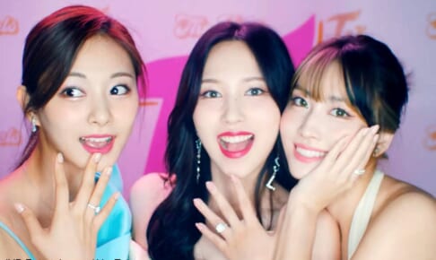 TWICE （左から）ツウィ、ミナ、モモ