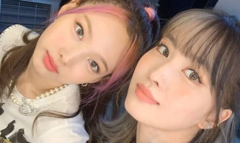 TWICE ナヨン（左）、モモ（右）