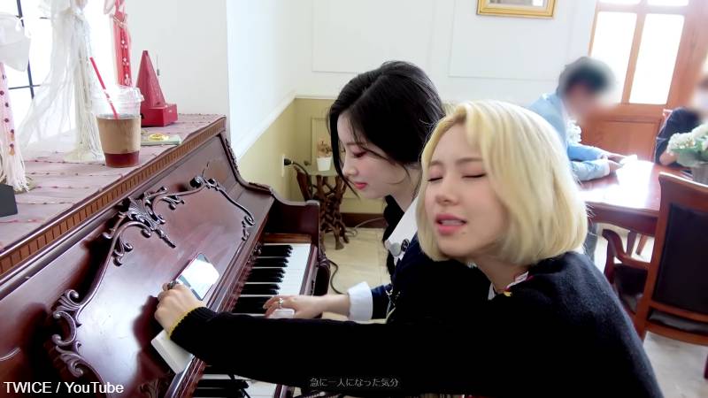 ダヒョンのピアノに合わせて、感情をこめて歌う チェヨン（手前）