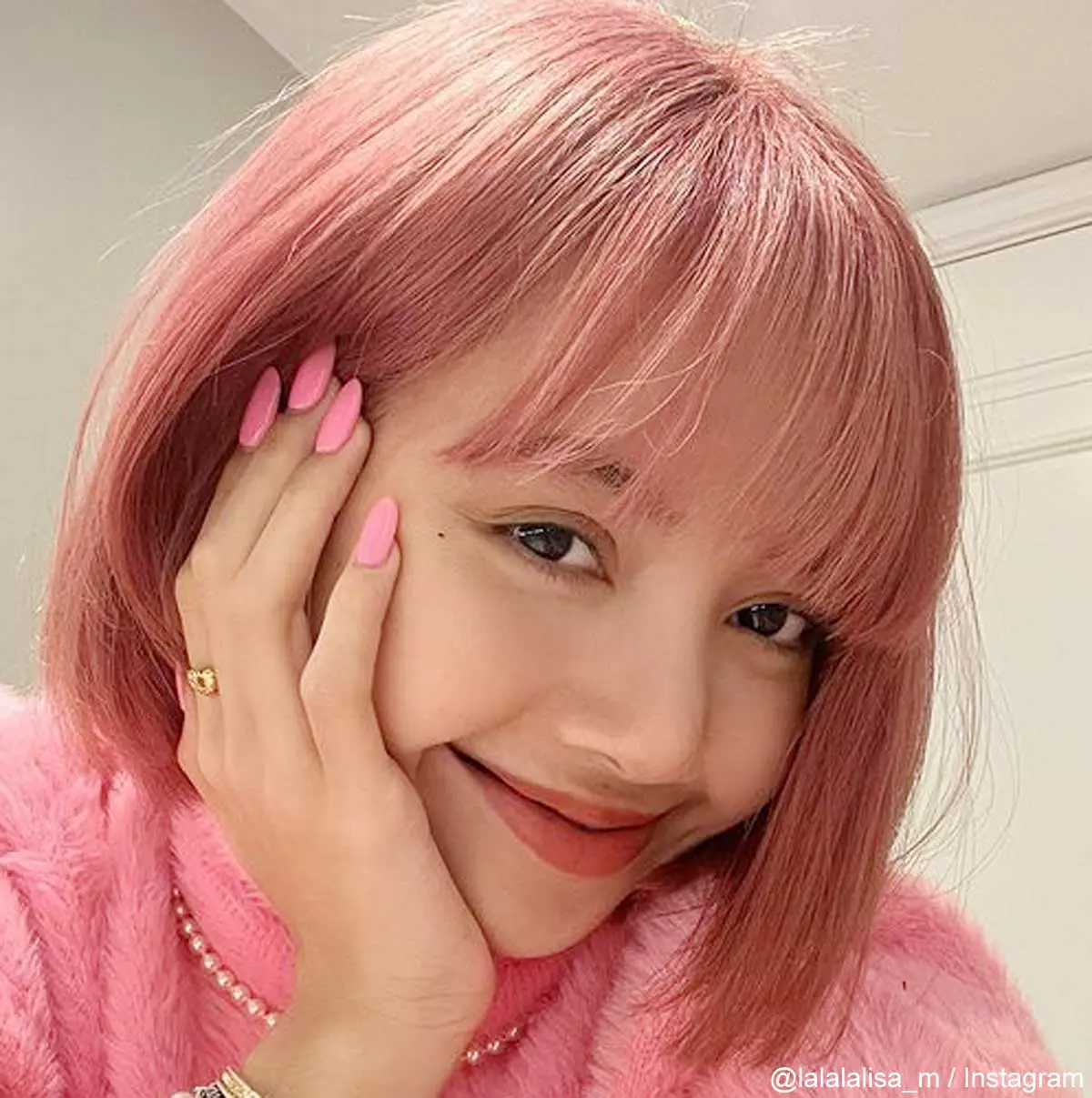 Blackpink リサ まるでアメコミキャラのようなピンクヘアを披露 トップス ネイルまで合わせた全身ピンクコーデがかわいすぎる Kpop Monster